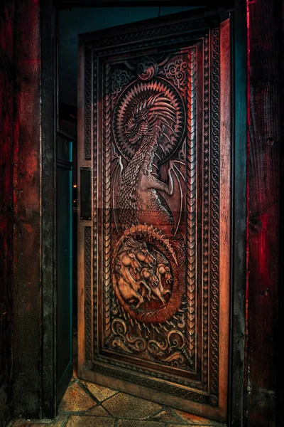 BALLINTOY HARBOUR, IRLANDA DEL NORTE, 20 DE DICIEMBRE DE 2018: Magnífica puerta tallada con dragones y caballos Dothraki, hecha con madera de los setos oscuros. Ubicación feautered en HBO Juego de Tronos. Fotos De Stock Sin Royalties Gratis