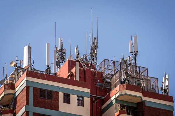 Bir binanın çatısına yerleştirilmiş cep telefonu baz istasyonu antenleri