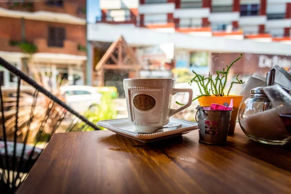 Isolado xícara elegante de chá em uma mesa de um café ao lado de uma janela — Fotografia de Stock
