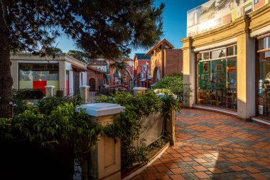 VILLA GESELL, ARGENTINA, 12 Aralık 2020: Parlak güneşli bir günde zarif bir açık hava İspanyol mimari alışveriş merkezi manzarası