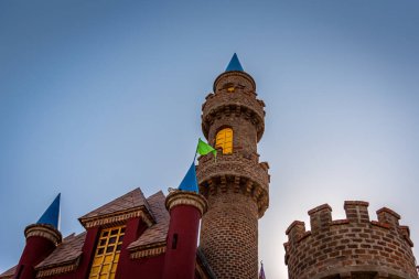 VILLA GESELL, ARGENTINA, 15 Aralık 2020: Renkli ortaçağ şatosu temalı eğlence parkı