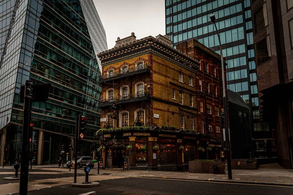 LONDRES, ANGLETERRE, 29 DÉCEMBRE 2018 : La maison publique Albert à Westminster, entourée de gratte-ciel. Un grand mélange de vieux une architecture moderne dans une ville cosmopolite. — Photo