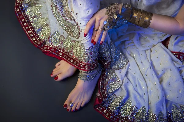 Bridal Oriental Jewelry and Accessories: Female foot with Indian — Stock Photo, Image