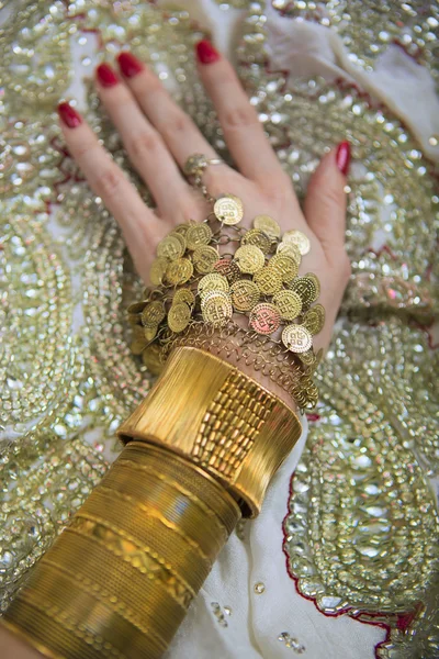 신부의 동양 보석 및 액세서리: 인도 함께 여성 손 — 스톡 사진