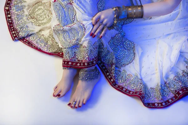 신부의 동양 보석 및 액세서리: 인도 함께 여성 발 — 스톡 사진