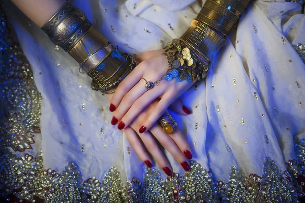 Svatební orientální šperky a doplňky: ženské ruce s Indií Royalty Free Stock Fotografie