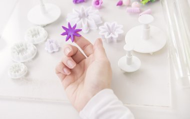 Sanatçı takı polimer kil, işlem yapar. Atölye