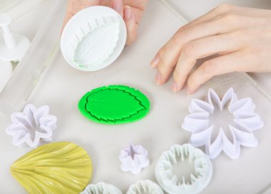 Sanatçı takı polimer kil, işlem yapar. Atölye