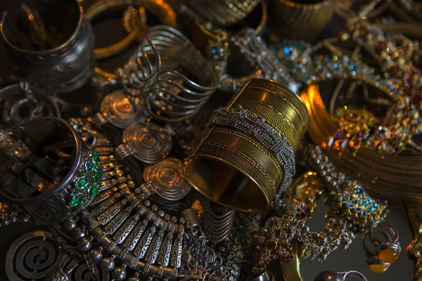 Tesoro, Conjunto de hermosas joyas de novia de oro oriental (Indio , — Foto de Stock