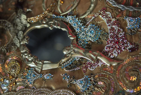 Złota biżuteria orientalna: Zabytkowe lustro i luksusowych złote dostępu — Zdjęcie stockowe