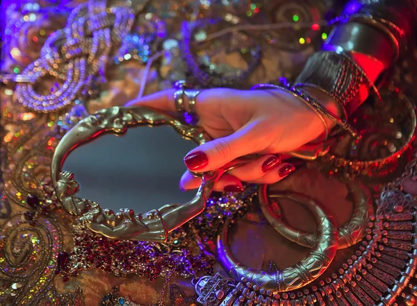 Bijoux et Accessoires Orientaux Dorés : Mains Féminines avec Inde — Photo