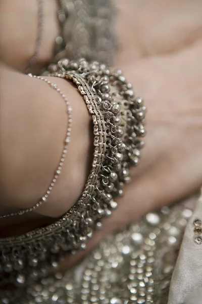 Orientální šperky a doplňky: žena nohu s stříbrný indický Stock Obrázky