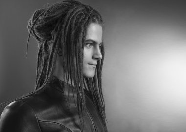 Genç adamın portresi. Şık seksi yakışıklı olan Dreadlocks ile 