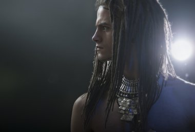Genç adamın portresi. Şık seksi yakışıklı olan Dreadlocks ile 