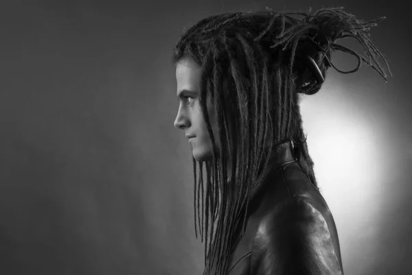 O retrato do jovem. elegante bonito sexy cara com dreadlocks — Fotografia de Stock