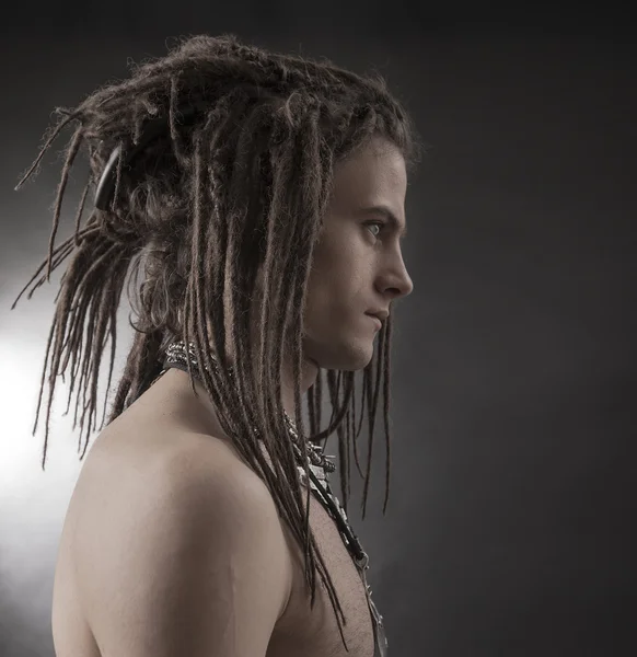 O retrato do jovem. elegante bonito sexy cara com dreadlocks — Fotografia de Stock