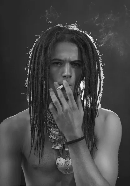 O retrato do jovem. elegante bonito sexy cara com dreadlocks — Fotografia de Stock