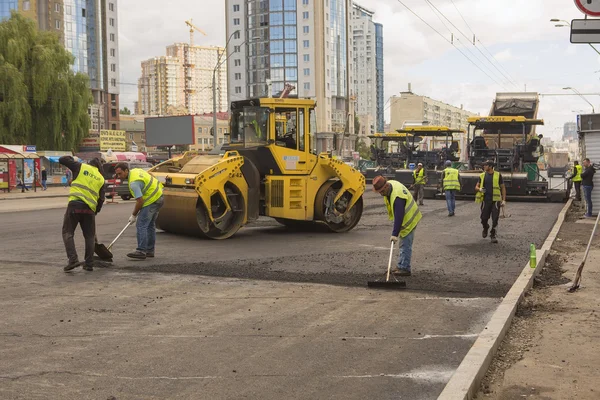 Kiev, Ucrania Jul 2016: Pavimentación de carreteras, construcción . —  Fotos de Stock