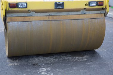 Yol kaldırım. İşçiler taş mastik Asfalt döşeme sırasında sokak r