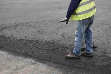 Yol kaldırım. İşçiler taş mastik Asfalt döşeme sırasında sokak r