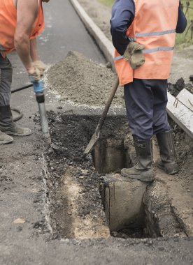 Yol kaldırım. İşçiler taş mastik Asfalt döşeme sırasında sokak r