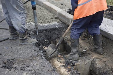 Yol kaldırım. İşçiler taş mastik Asfalt döşeme sırasında sokak r
