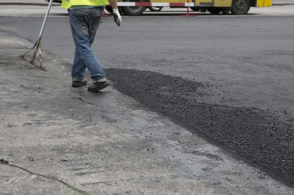 Pavimentación de carreteras. Trabajadores colocando asfalto masivo de piedra durante la calle r —  Fotos de Stock