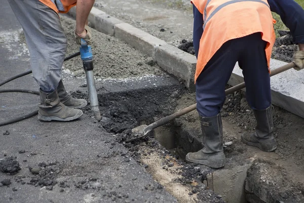 Pavimentación de carreteras. Trabajadores colocando asfalto masivo de piedra durante la calle r —  Fotos de Stock