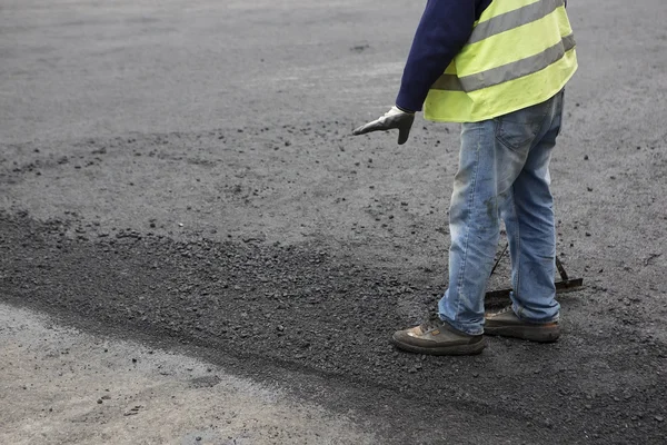 Road Paving. Workers laying stone mastic asphalt during street r — Stock Photo, Image