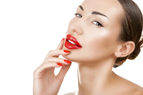 Belle Sexy jeune fille tenant rouge à lèvres rouge, maquillage lumineux . — Photo