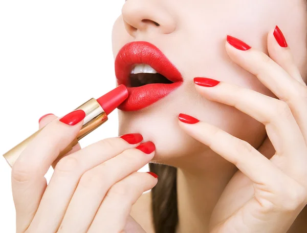 Hermosa chica joven Sexy sosteniendo lápiz labial rojo, maquillaje brillante . — Foto de Stock