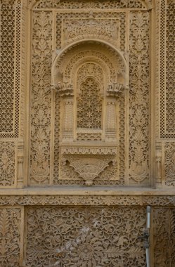 Jaisalmer (Hindistan) 'da duvarlara oyulmuş süs, Kum Kayası deseni, doğu tarzında dekoratif desen. Oyulmuş duvar dokusu, arkaplan