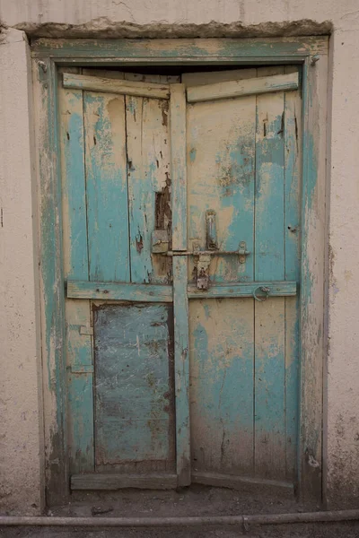 Hermosa Puerta Madera Vieja Con Pintura Agrietada Azul Puerta Vintage —  Fotos de Stock