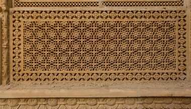 Jaisalmer (Hindistan) 'da duvarlara oyulmuş süs, Kum Kayası deseni, doğu tarzında dekoratif desen. Oyulmuş duvar dokusu, arkaplan