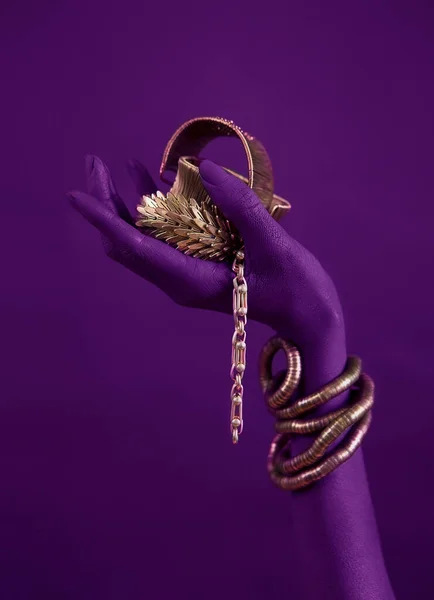 Γυναικείο Χέρι Πασχαλιάς Χρυσά Κοσμήματα Oriental Βραχιόλια Ένα Ματζέντα Ζωγραφισμένο — Φωτογραφία Αρχείου