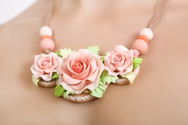 Estúdio de moda tiro de um colar de rosa floral (jóias feitas de — Fotografia de Stock