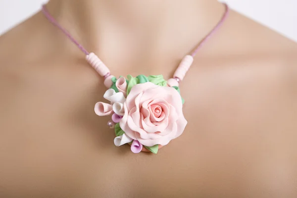 Romantisk stil: Fashion studie skudt af en blomstret rose halskæde (j - Stock-foto