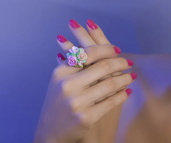 Mode studio shot van mooie vrouw met een florale ring (juweel — Stockfoto