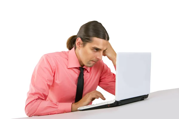 Wütend mürrischer junger Mann mit Laptop, der auf den Monitor über w schaut — Stockfoto