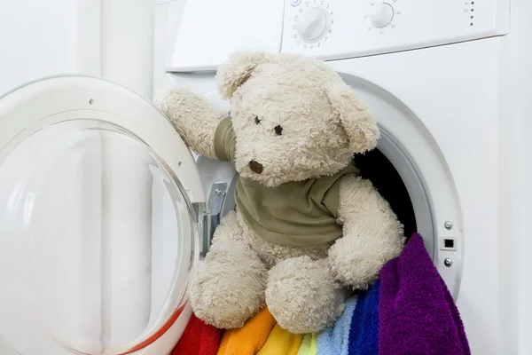 Mesin cuci, mainan dan pakaian berwarna-warni untuk mencuci — Stok Foto