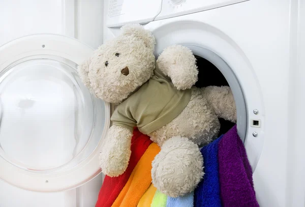 Mesin cuci, mainan dan pakaian berwarna-warni untuk mencuci — Stok Foto