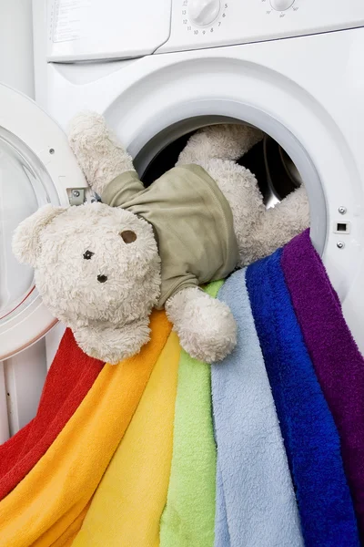 Lavagem delicada: Máquina de lavar roupa, brinquedo e roupa colorida para lavar — Fotografia de Stock