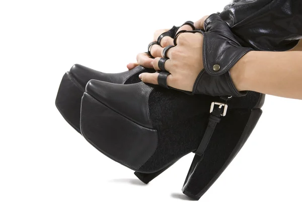 スタイリッシュなブラック レザーとブーツと fas の手の中の女性のセクシーな足 — ストック写真