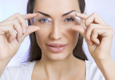 optik ve gözlük, bir uçtan bir uca arayan genç gülümseyen kadın portresi