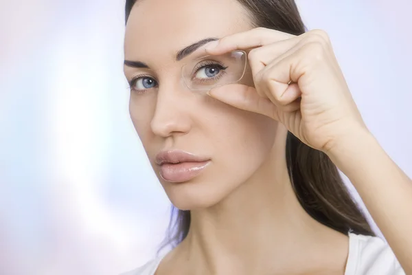 Optik und Brille, Porträt einer jungen lächelnden Frau — Stockfoto