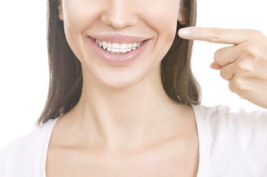 onun s işaret eden Diş telini gülümseyen güzel kızla