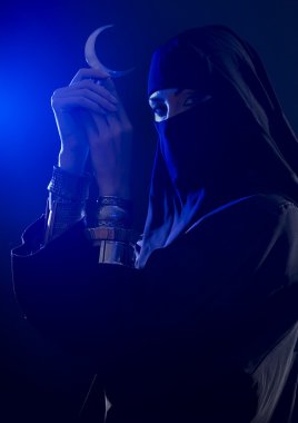 güzel genç Müslüman kız ay sembolü, maneviyat holding