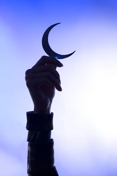 Bella mano femminile che tiene un simbolo di luna, spiritualità — Foto Stock