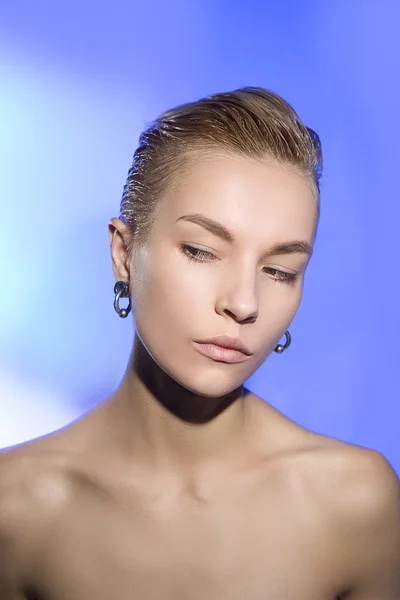 Hermosa mujer joven con maquillaje natural y aspecto de piel saludable — Foto de Stock