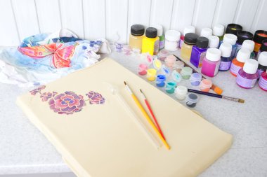 Batik süreci: kumaş, sanatçı boyar Batik boyama